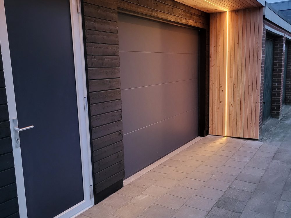 Maatwerk berging met houten gevel en LED